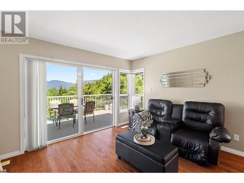 2592 Alpen Paradies Road Unit# 12, Blind Bay, BC - Indoor Photo Showing Living Room