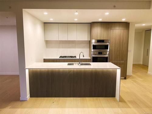 914-2000 Hannington Rd, Langford, BC - Indoor Photo Showing Kitchen With Double Sink