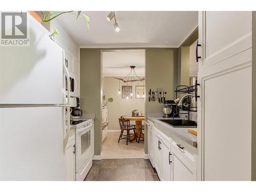 709 Houghton Road Unit# 315, Kelowna, BC - Indoor Photo Showing Kitchen