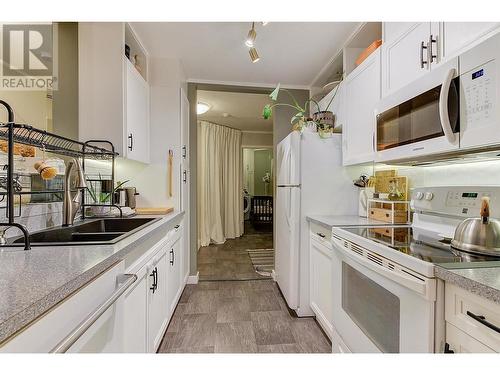 709 Houghton Road Unit# 315, Kelowna, BC - Indoor Photo Showing Kitchen With Double Sink