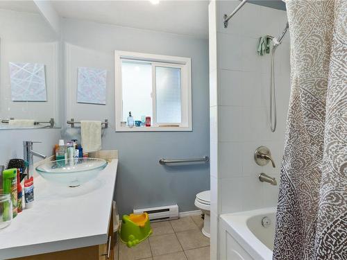 487 - 489 Winchester Ave, Nanaimo, BC - Indoor Photo Showing Bathroom