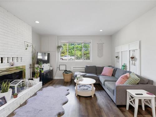 487 - 489 Winchester Ave, Nanaimo, BC - Indoor Photo Showing Living Room With Fireplace