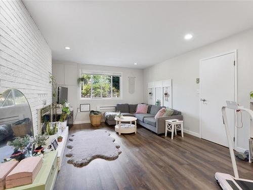 487 - 489 Winchester Ave, Nanaimo, BC - Indoor Photo Showing Living Room With Fireplace