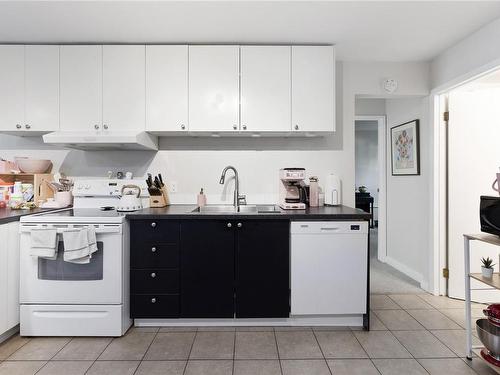 487 - 489 Winchester Ave, Nanaimo, BC - Indoor Photo Showing Kitchen With Double Sink