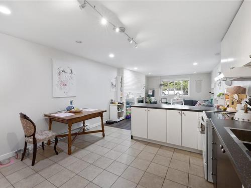 487 - 489 Winchester Ave, Nanaimo, BC - Indoor Photo Showing Kitchen With Double Sink