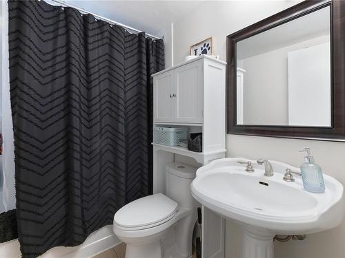 487 - 489 Winchester Ave, Nanaimo, BC - Indoor Photo Showing Bathroom