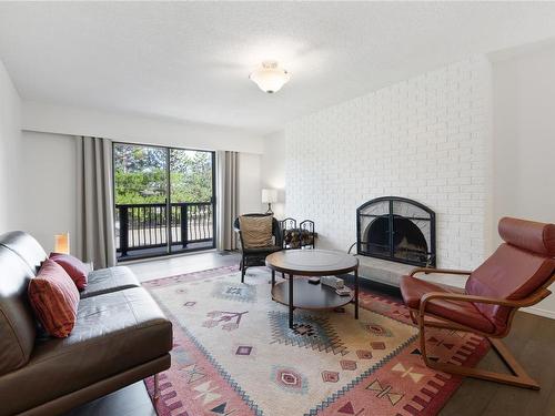 487 - 489 Winchester Ave, Nanaimo, BC - Indoor Photo Showing Living Room With Fireplace