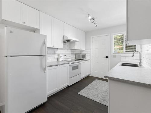 487 - 489 Winchester Ave, Nanaimo, BC - Indoor Photo Showing Kitchen With Double Sink