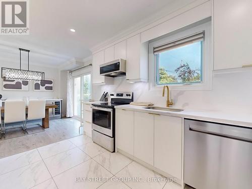 Main - 657 Pharmacy Avenue, Toronto, ON - Indoor Photo Showing Kitchen With Upgraded Kitchen