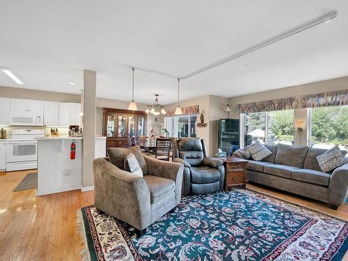 108-970 Lorne Street, Kamloops, BC - Indoor Photo Showing Living Room