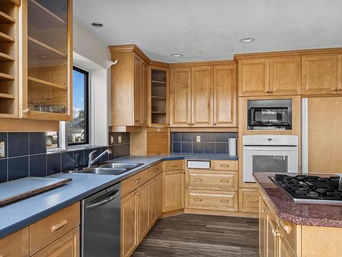 923 Fleming Circle, Kamloops, BC - Indoor Photo Showing Kitchen With Double Sink