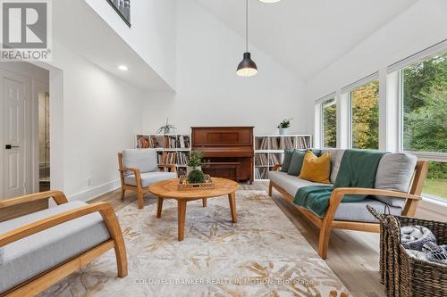 504 Birch Point Road, Kawartha Lakes, ON - Indoor Photo Showing Living Room