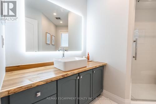 100 Boulding Avenue, Hamilton, ON - Indoor Photo Showing Bathroom