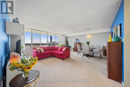 914 - 55 William Street E, Oshawa (Mclaughlin), ON - Indoor Photo Showing Living Room