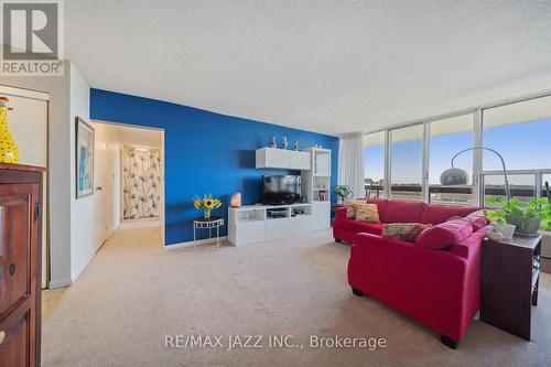 914 - 55 William Street E, Oshawa (Mclaughlin), ON - Indoor Photo Showing Living Room