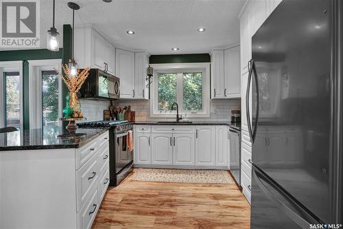 414 Charlebois Court, Saskatoon, SK - Indoor Photo Showing Kitchen With Upgraded Kitchen