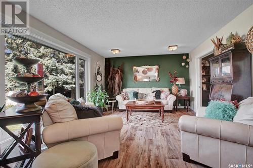 414 Charlebois Court, Saskatoon, SK - Indoor Photo Showing Living Room