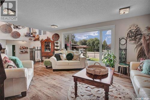 414 Charlebois Court, Saskatoon, SK - Indoor Photo Showing Living Room