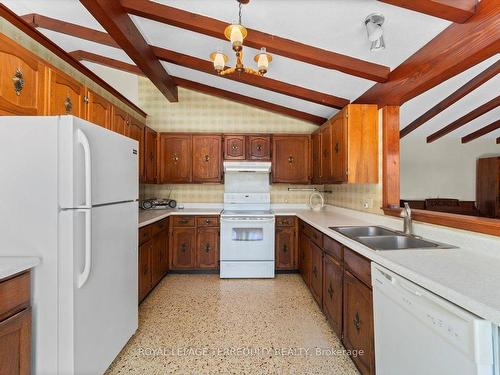 1098 15Th Side Road, New Tecumseth, ON - Indoor Photo Showing Kitchen With Double Sink