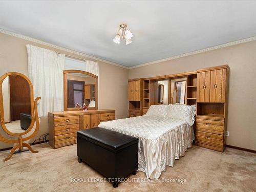 1098 15Th Side Road, New Tecumseth, ON - Indoor Photo Showing Bedroom