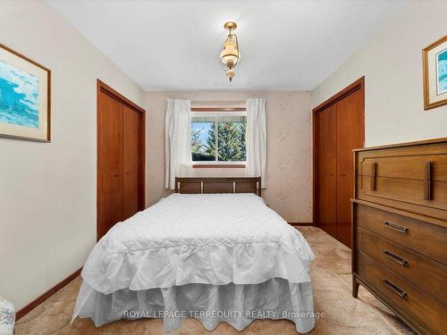 1098 15Th Side Road, New Tecumseth, ON - Indoor Photo Showing Bedroom