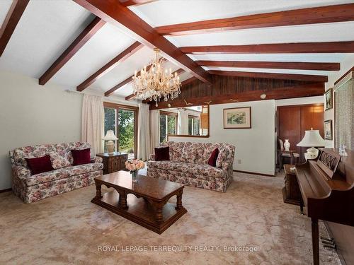 1098 15Th Sdrd, New Tecumseth, ON - Indoor Photo Showing Living Room