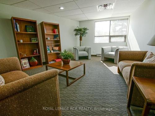 304-166 Olive St, East Gwillimbury, ON - Indoor Photo Showing Living Room