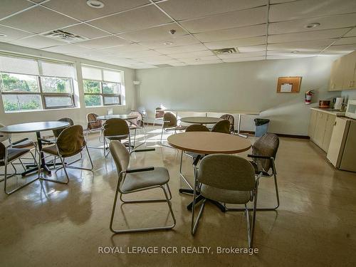 304-166 Olive St, East Gwillimbury, ON - Indoor Photo Showing Dining Room