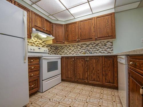 304-166 Olive St, East Gwillimbury, ON - Indoor Photo Showing Kitchen