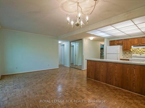 304-166 Olive St, East Gwillimbury, ON - Indoor Photo Showing Kitchen