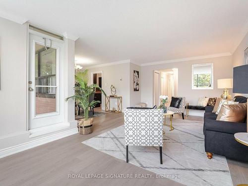 319-551 The West Mall, Toronto, ON - Indoor Photo Showing Living Room