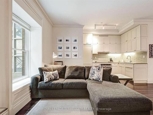 332-22 Leader Lane, Toronto, ON - Indoor Photo Showing Living Room