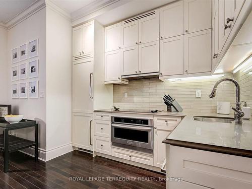 332-22 Leader Lane, Toronto, ON - Indoor Photo Showing Kitchen With Upgraded Kitchen