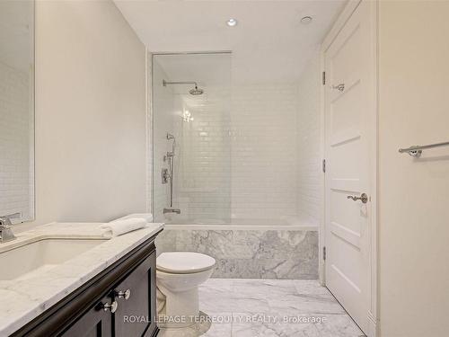 332-22 Leader Lane, Toronto, ON - Indoor Photo Showing Bathroom