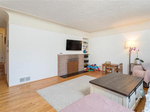 977/989 Foul Bay Rd, Oak Bay, BC - Indoor Photo Showing Living Room With Fireplace