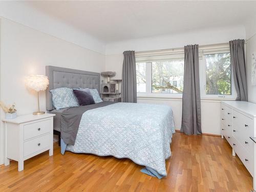 977/989 Foul Bay Rd, Oak Bay, BC - Indoor Photo Showing Bedroom