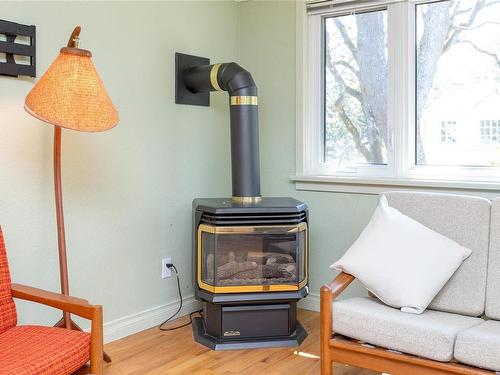 977/989 Foul Bay Rd, Oak Bay, BC - Indoor With Fireplace