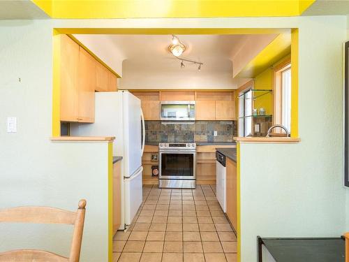 977/989 Foul Bay Rd, Oak Bay, BC - Indoor Photo Showing Kitchen