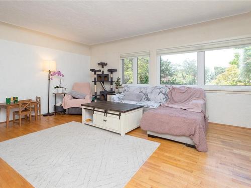 977/989 Foul Bay Rd, Oak Bay, BC - Indoor Photo Showing Living Room