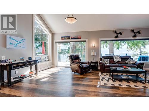 339 Coach Road, Sicamous, BC - Indoor Photo Showing Living Room