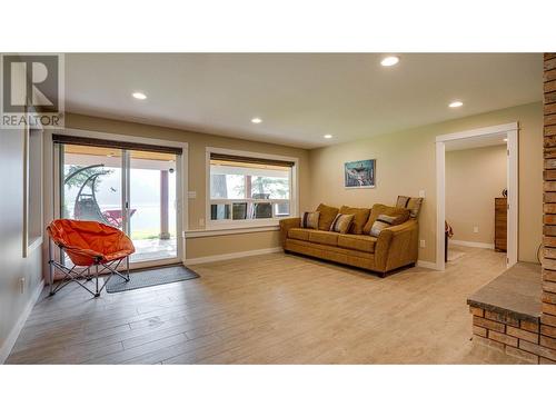 339 Coach Road, Sicamous, BC - Indoor Photo Showing Living Room