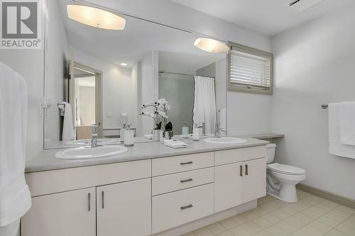 469 Carona Crescent, Kelowna, BC - Indoor Photo Showing Bathroom