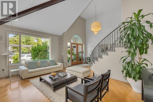 469 Carona Crescent, Kelowna, BC - Indoor Photo Showing Living Room