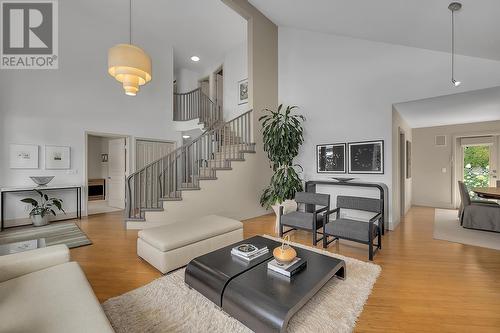 469 Carona Crescent, Kelowna, BC - Indoor Photo Showing Living Room