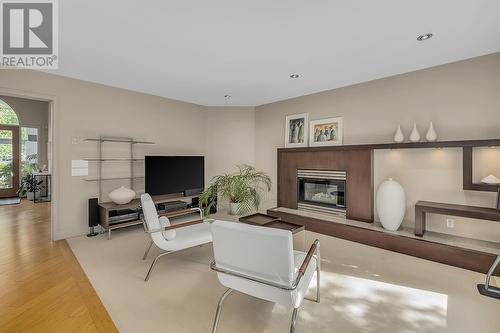 469 Carona Crescent, Kelowna, BC - Indoor With Fireplace