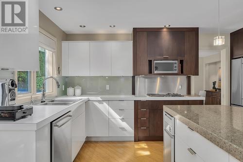 469 Carona Crescent, Kelowna, BC - Indoor Photo Showing Kitchen With Double Sink With Upgraded Kitchen