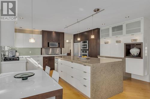 469 Carona Crescent, Kelowna, BC - Indoor Photo Showing Kitchen With Upgraded Kitchen