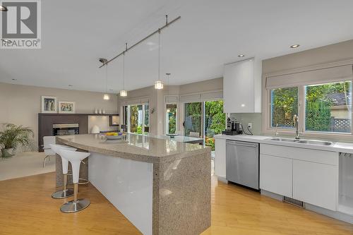 469 Carona Crescent, Kelowna, BC - Indoor Photo Showing Kitchen