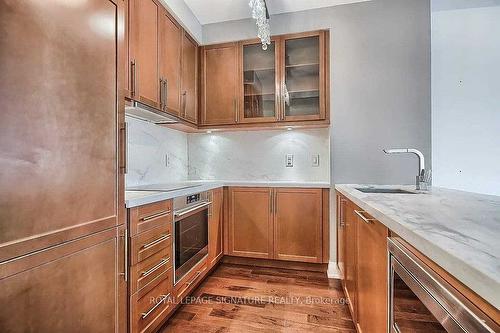 403-21 Clairtrell Rd, Toronto, ON - Indoor Photo Showing Kitchen