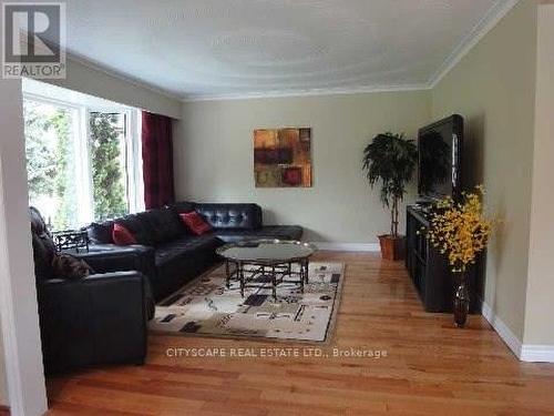 318 Rouge Hills Drive, Toronto, ON - Indoor Photo Showing Living Room